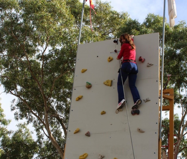  Grabbing the end of the climbing wall 